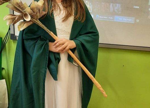 Uczniowie klasy V w roli bogów greckich