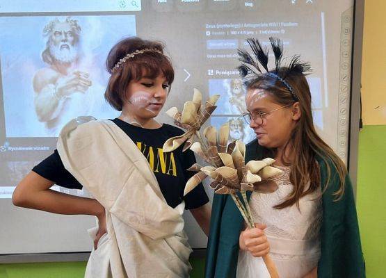 Uczniowie klasy V w roli bogów greckich