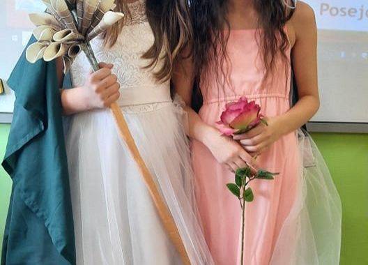 Uczniowie klasy V w roli bogów greckich