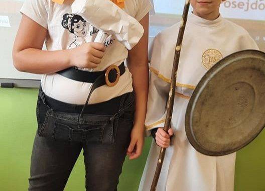 Uczniowie klasy V w roli bogów greckich