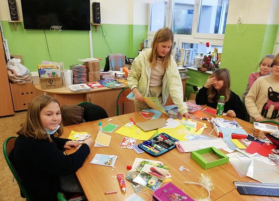 Uczniowie z kartkami