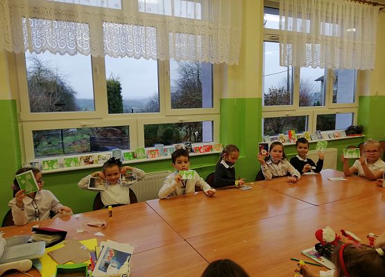 Uczniowie z kartkami