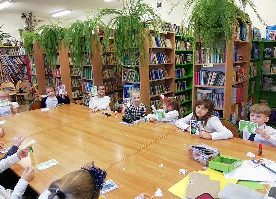 Uczniowie z kartkami