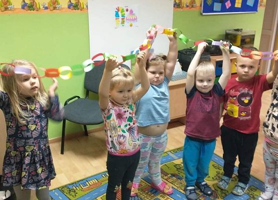 Młodsza grupa - wspólnie wykonujemy łańcuch na choinkę