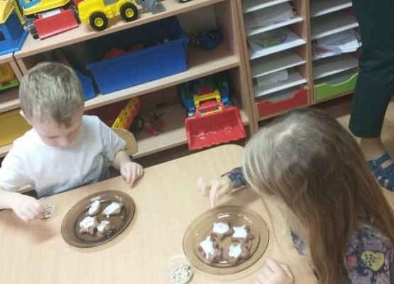 Młodsza grupa - dekorujemy pierniczki