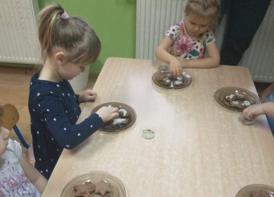 Młodsza grupa - dekorujemy pierniczki