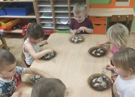 Młodsza grupa - dekorujemy pierniczki