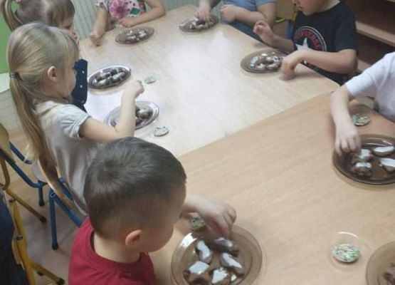 Młodsza grupa - dekorujemy pierniczki