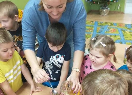 Młodsza grupa - dekorujemy pierniczki