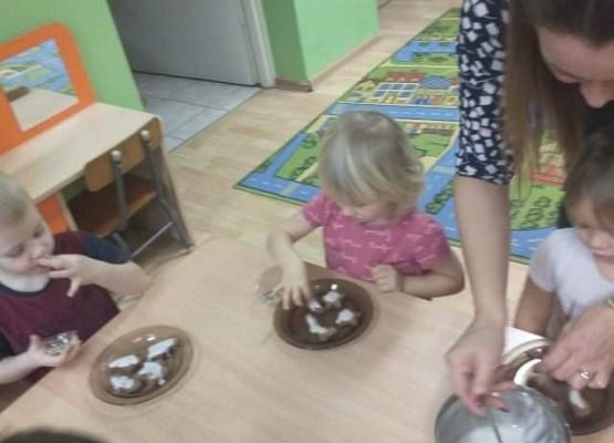 Młodsza grupa - dekorujemy pierniczki
