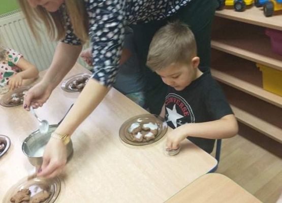 Młodsza grupa - dekorujemy pierniczki