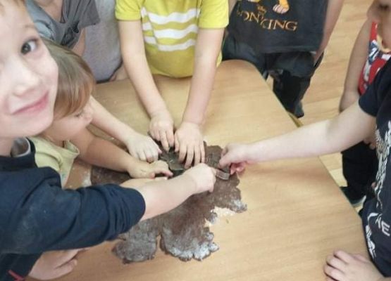 Młodsza grupa - dekorujemy pierniczki