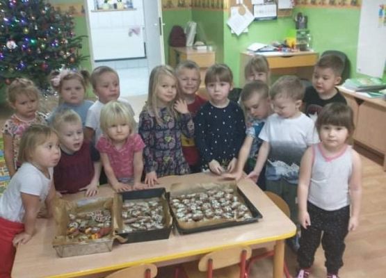 Młodsza grupa - dekorujemy pierniczki
