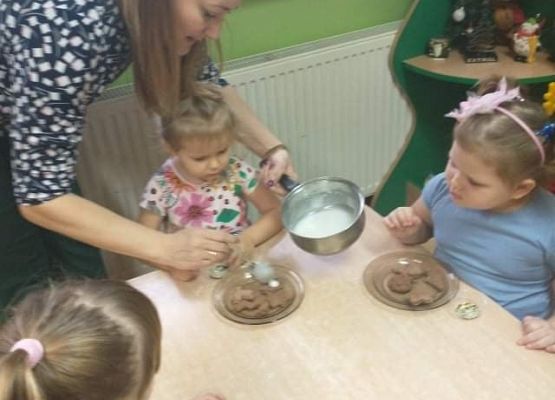 Młodsza grupa - dekorujemy pierniczki