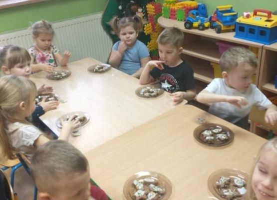 Młodsza grupa - dekorujemy pierniczki