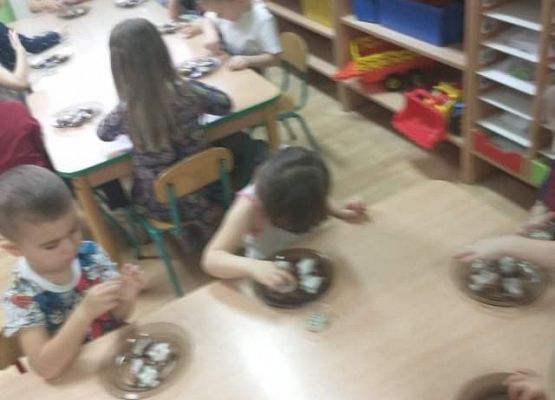 Młodsza grupa - dekorujemy pierniczki