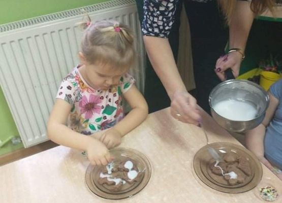 Młodsza grupa - dekorujemy pierniczki