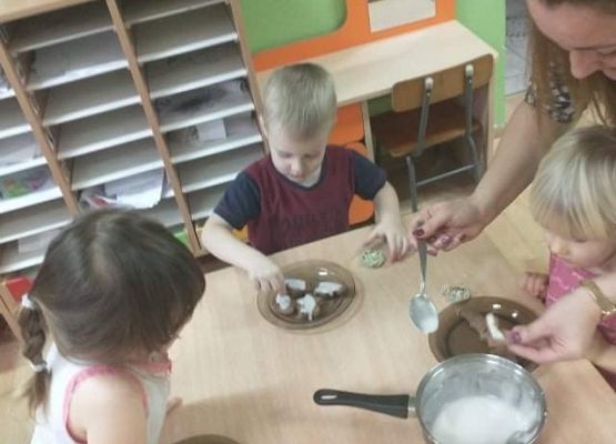 Młodsza grupa - dekorujemy pierniczki