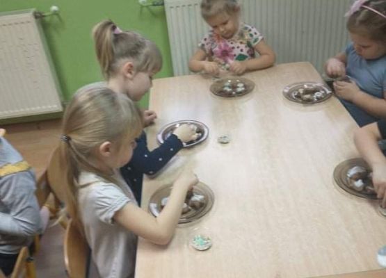 Młodsza grupa - dekorujemy pierniczki