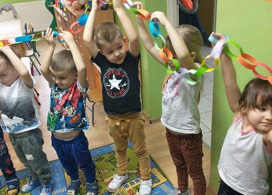 Młodsza grupa - wspólnie wykonujemy łańcuch na choinkę