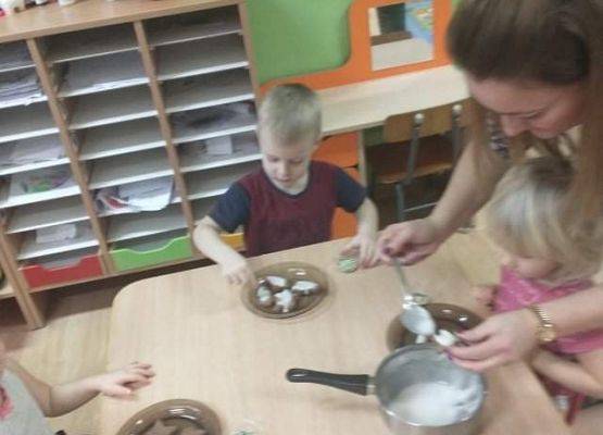 Młodsza grupa - dekorujemy pierniczki