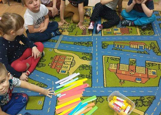 Młodsza grupa - wspólnie wykonujemy łańcuch na choinkę