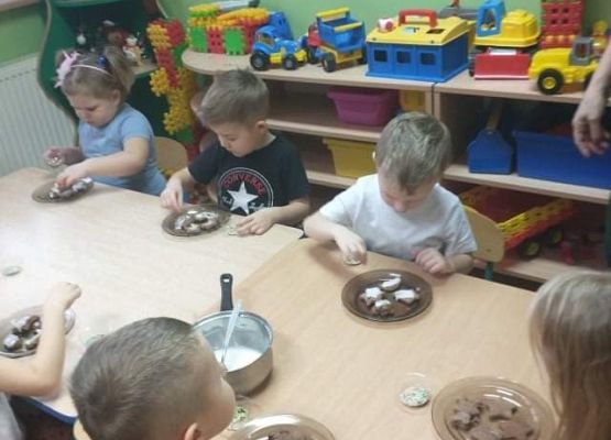 Młodsza grupa - dekorujemy pierniczki