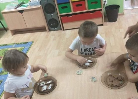 Młodsza grupa - dekorujemy pierniczki