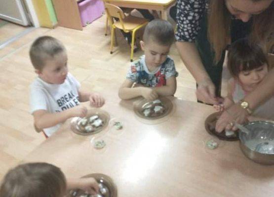 Młodsza grupa - dekorujemy pierniczki