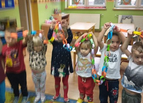 Młodsza grupa - wspólnie wykonujemy łańcuch na choinkę