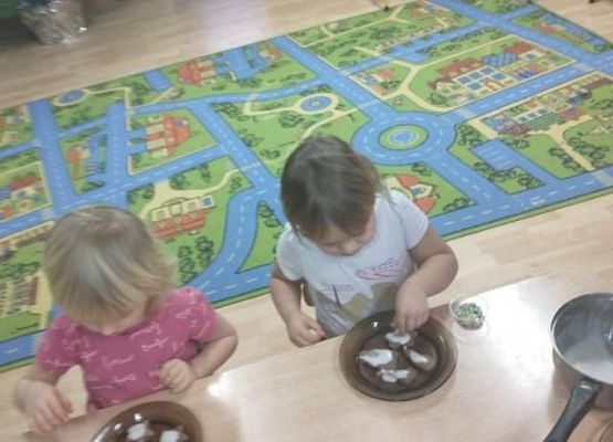 Młodsza grupa - dekorujemy pierniczki