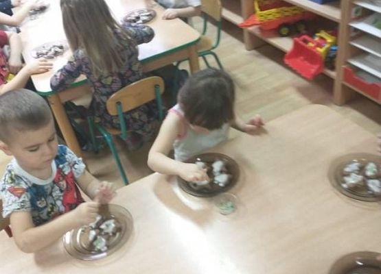 Młodsza grupa - dekorujemy pierniczki