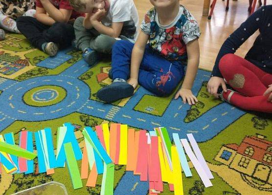 Młodsza grupa - wspólnie wykonujemy łańcuch na choinkę