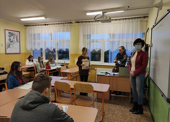 wręczenie dyplomu i nagrody dla Wiktorii