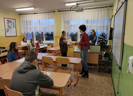 wręczenie dyplomu i nagrody dla Wiktorii