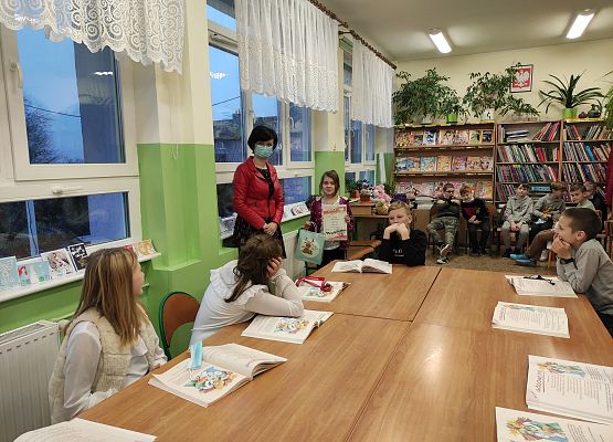 wręczenie dyplomu i nagrody dla Mai za zajęcie 1 miejsca