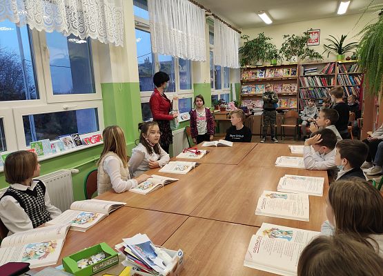 wręczenie dyplomu i nagrody dla Mai za zajęcie 1 miejsca