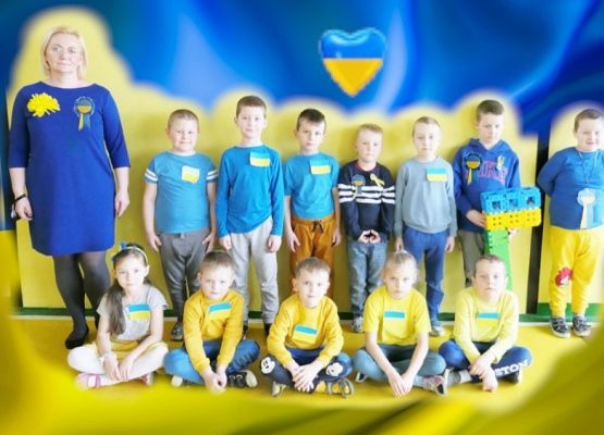 Zdjęcie klasy zerowej w barwach ukraińskich