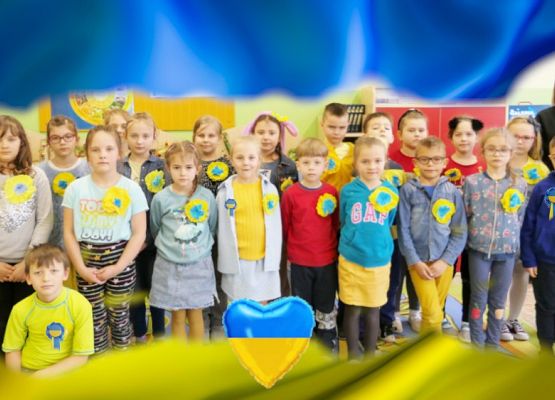 Zdjęcie klasy pierwszej w barwach ukraińskich