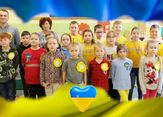 Zdjęcie klasy drugiej w barwach ukraińskich