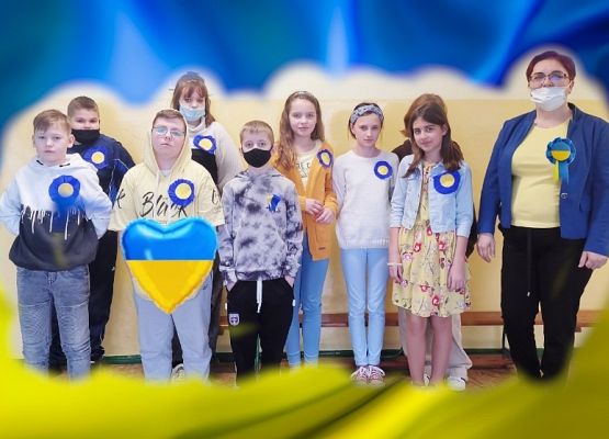 Zdjęcie klasy piątej w barwach ukraińskich