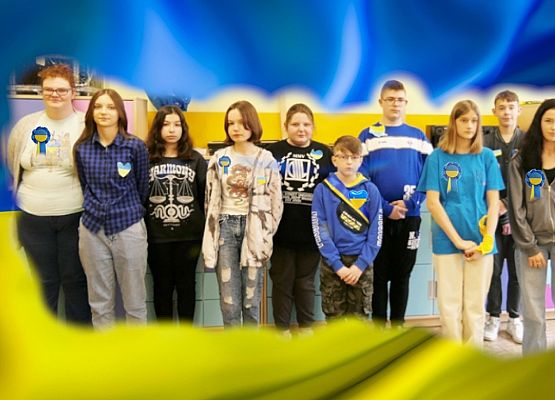 Zdjęcie klasy siódmej a w barwach ukraińskich