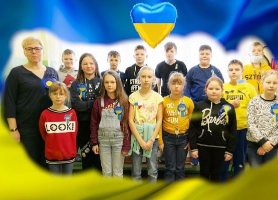 Zdjęcie klasy trzeciej w barwach ukraińskich