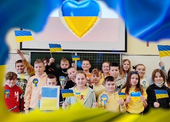 Zdjęcie klasy czwartej w barwach ukraińskich