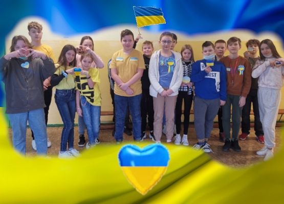 Zdjęcie klasy szóstej w barwach ukraińskich