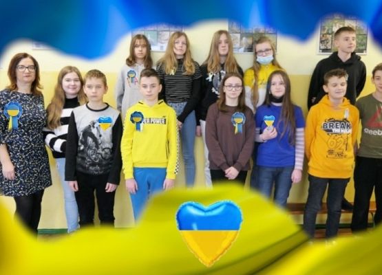 Zdjęcie klasy siódmej b w barwach ukraińskich