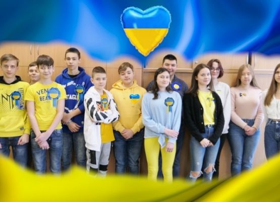 Zdjęcie klasy ósmej b w barwach ukraińskich