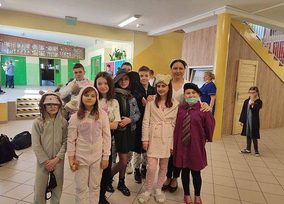 Grafika 24: Dzień Nieoczywistego Stroju