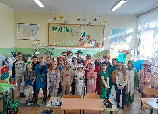 Grafika 1: Dzień Nieoczywistego Stroju