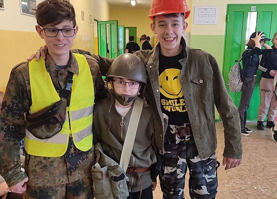 Grafika 9: Dzień Nieoczywistego Stroju